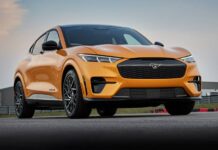 Mustang Mach-E del 2024, un EV que combina las proporciones típicas de un SUV